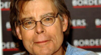 Stephen Edwin KING est né le 21 septembre 1947 à Portland dans le Maine. Sa naissance fut une surprise pour sa famille, surtout après que l’on ai dit à sa [&hellip;]