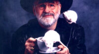 Terry PRATCHETT est né dans le Buckinghamshire en Angleterre. Il a d’abord travaillé en tant que journaliste avant de rejoindre Le Central Electricity Generating Board pour devenir le responsable des [&hellip;]